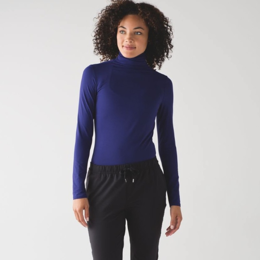 SOLD🚫 Lululemon Women’s Laver Me Turtleneck